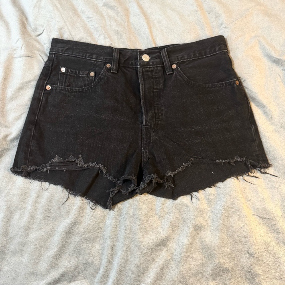 Levi's Black Jean Shorts with Frayed Hem
#1123